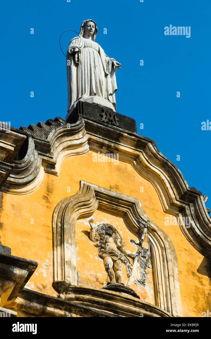 Statue au sommet de la façade baroque de l'église Iglesia de la Recoleccion, construit 1786, Leon, Nicaragua Banque D'Images