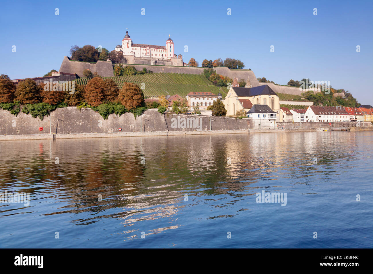 Vue sur la rivière principale de la forteresse de Marienberg et église Saint Burkard en automne, Wuerzburg, Franconia, Bavaria, Germany, Europe Banque D'Images