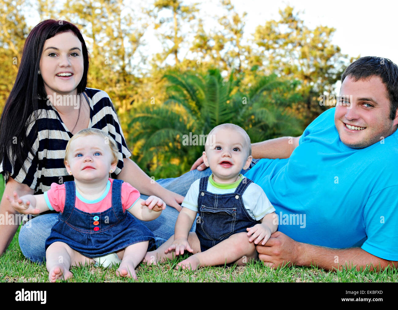 Beau jeune famille avec des lits bébés Banque D'Images