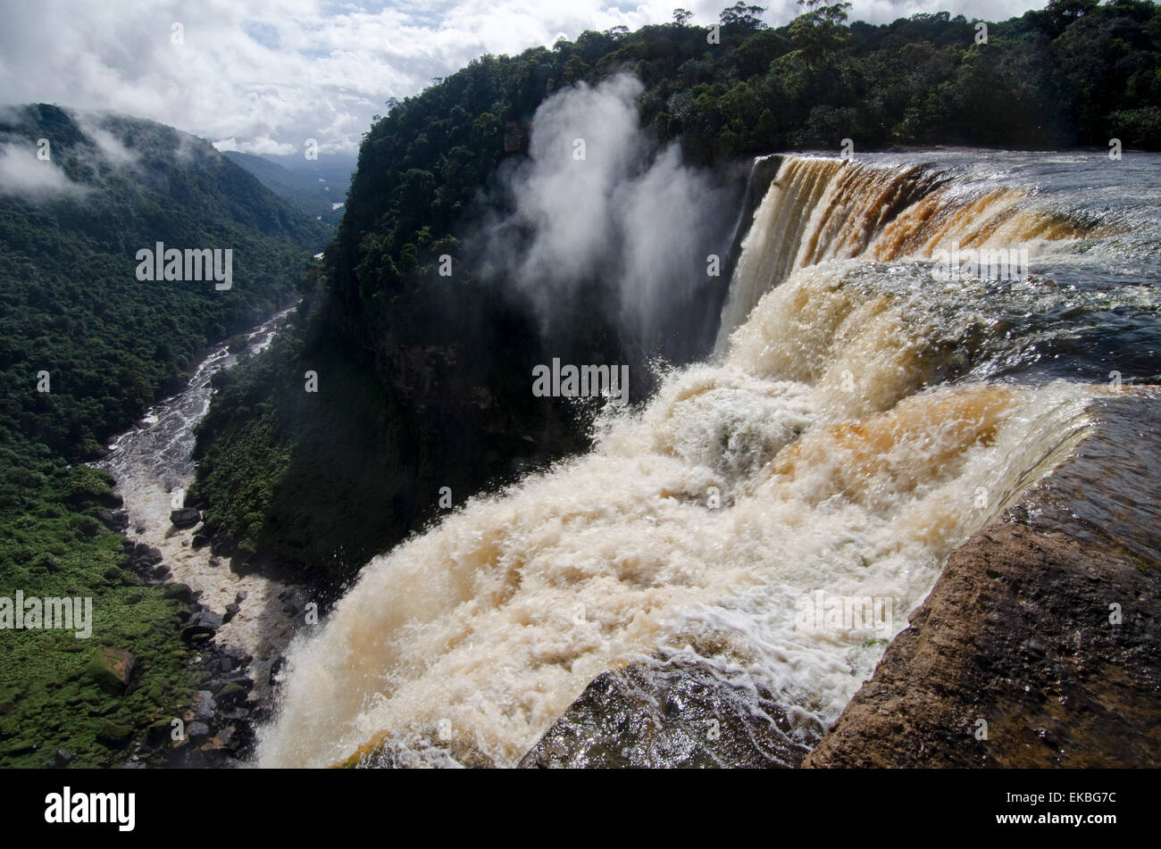 Vue depuis le Kaieteur Falls dans le rim Potaro River Gorge, Guyana, en Amérique du Sud Banque D'Images