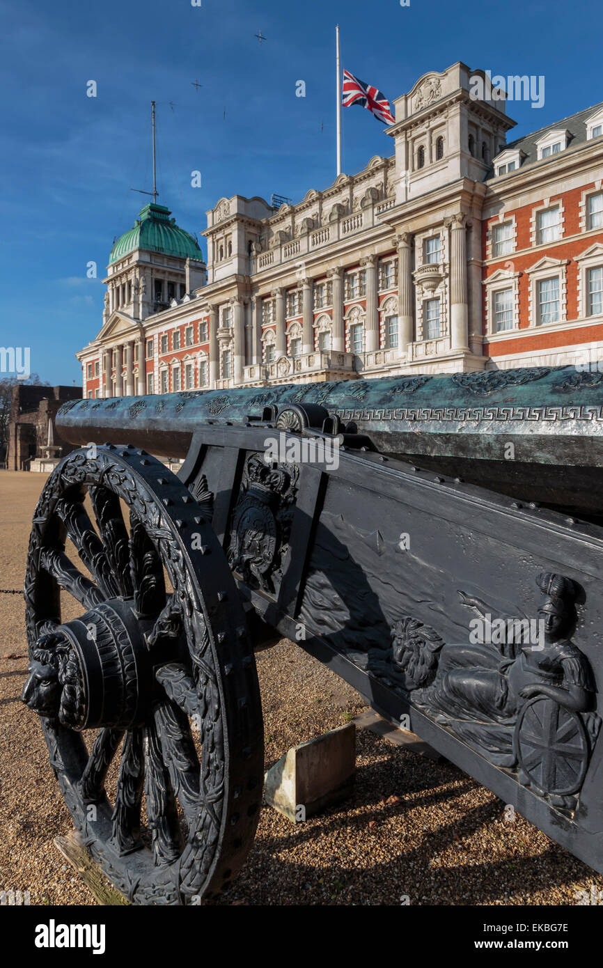 Turc capturé cannon, de l'Union, en berne sur l'ancien bâtiment de l'Amirauté, Horse Guards Parade, Whitehall, Londres, Angleterre, RU Banque D'Images
