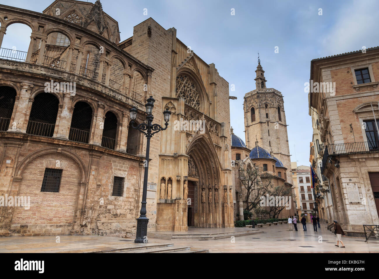 Cathédrale et Miguelete Bell Tower, Plaza de la Virgen, à l'automne (automne), Valencia, Espagne, Europe Banque D'Images