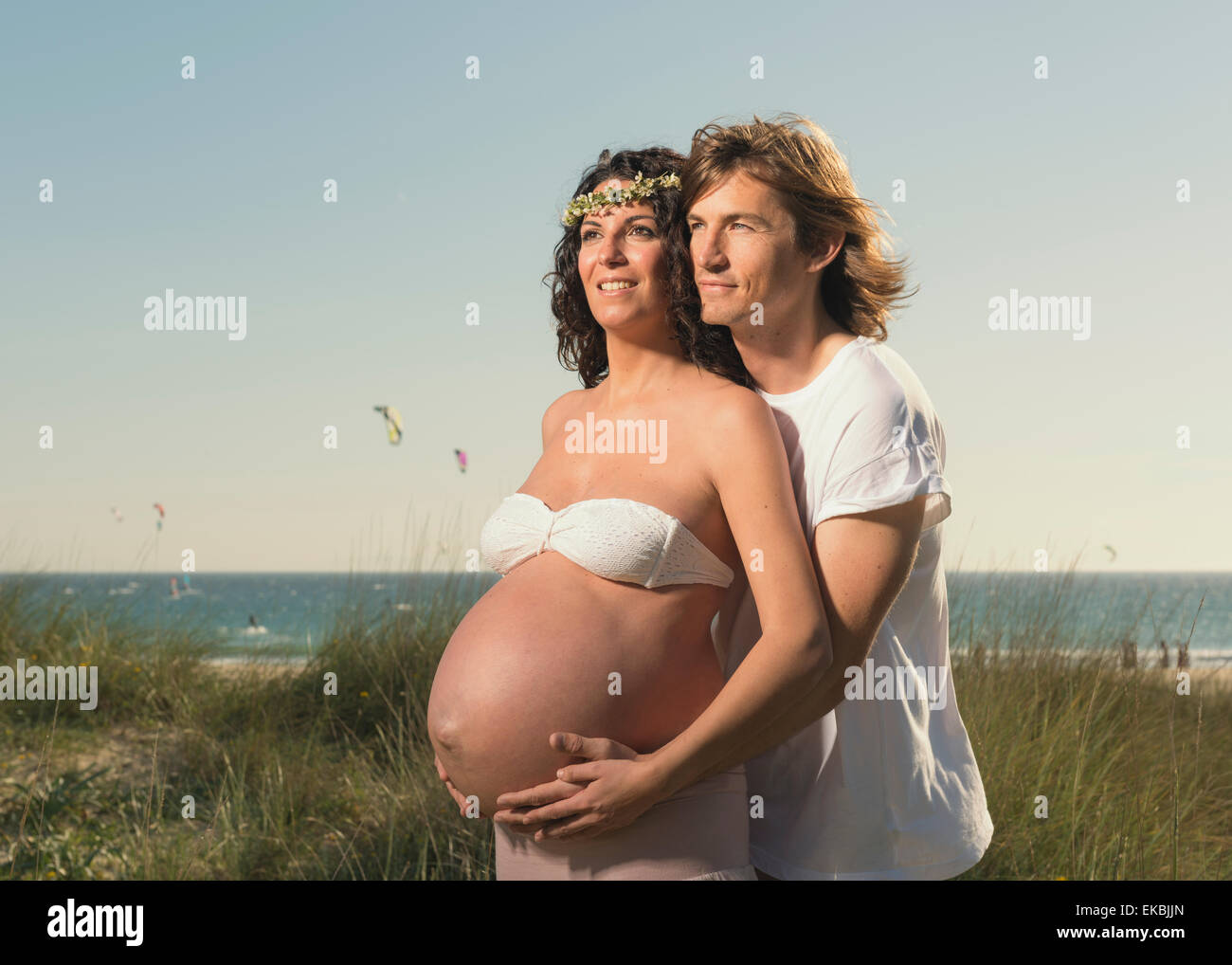 Pregnant couple de détente à la plage. Banque D'Images