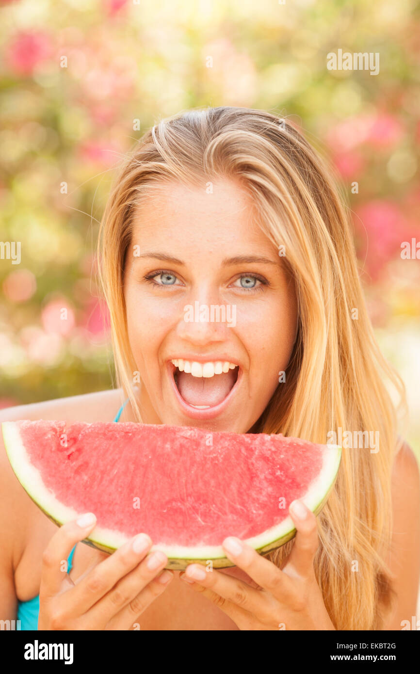 Portrait d'une belle jeune femme eating watermelon Banque D'Images