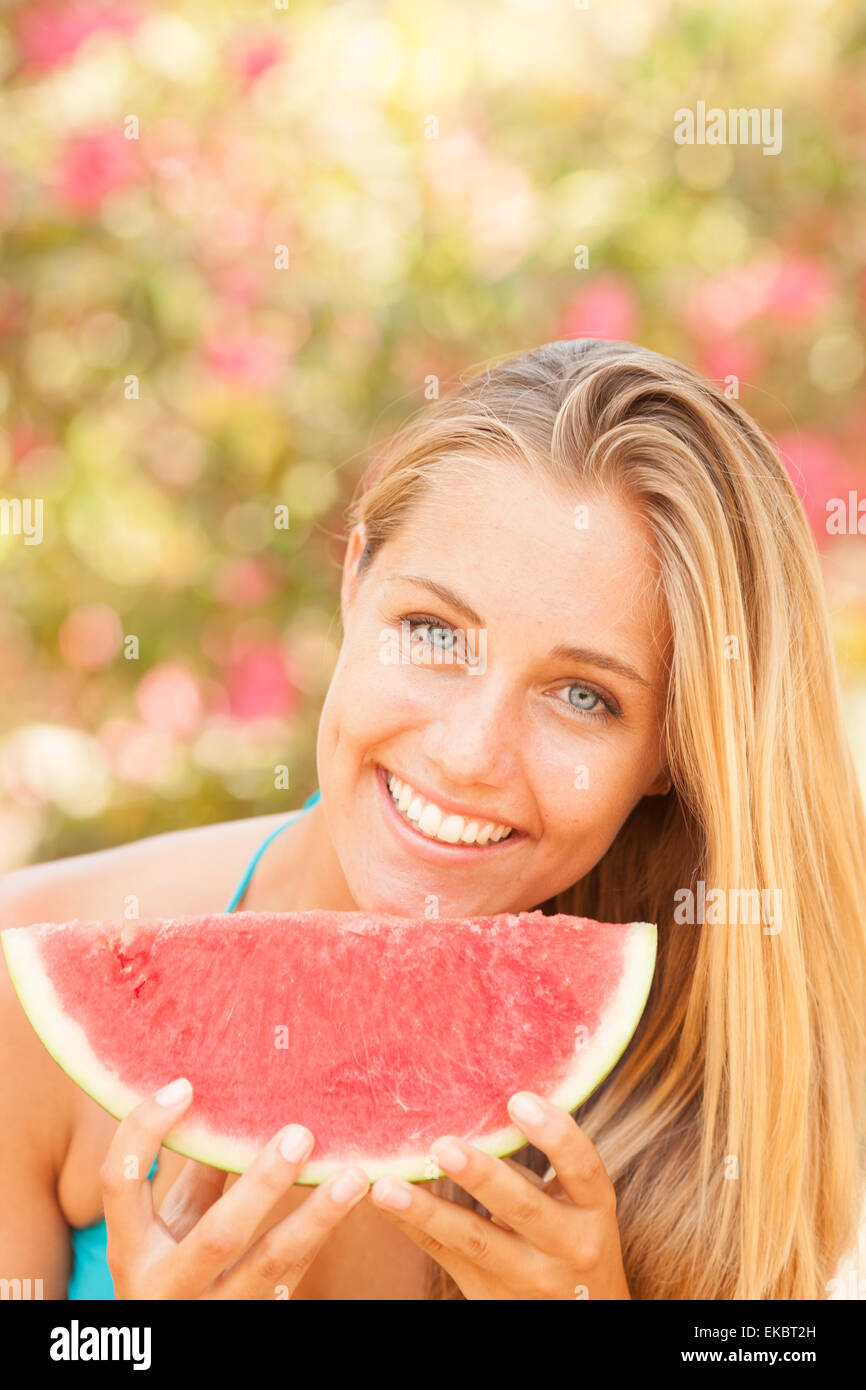 Portrait d'une belle jeune femme eating watermelon Banque D'Images