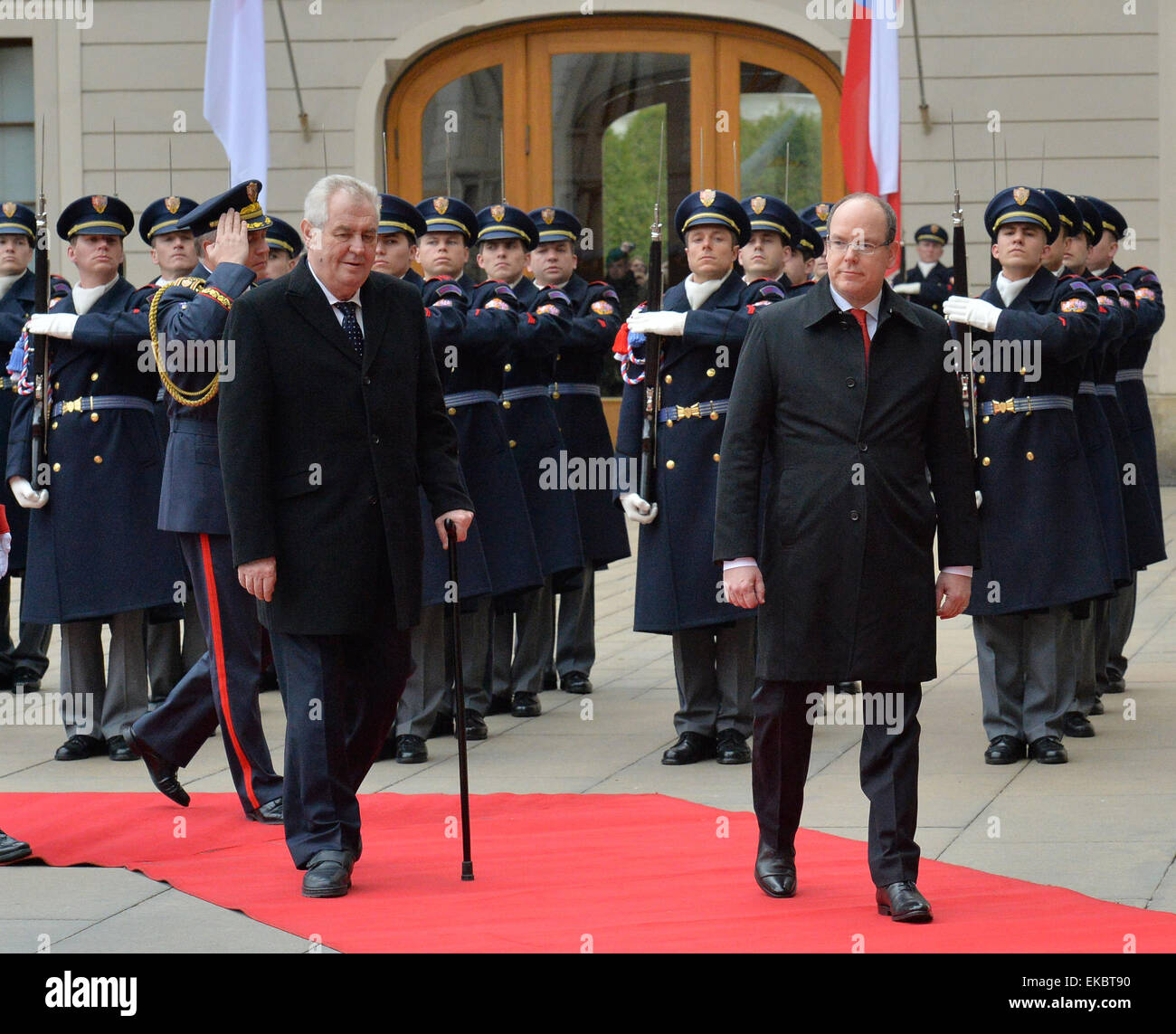 Le Château de Prague, République tchèque. Apr 9, 2015. S.a.s. le Prince Albert II de Monaco (à droite) rencontre le président tchèque Milos Zeman au Château de Prague, République tchèque, le jeudi, 9 avril, 2015. Le Prince Albert est en visite officielle de deux jours en République tchèque. © Michal Dolezal/CTK Photo/Alamy Live News Banque D'Images