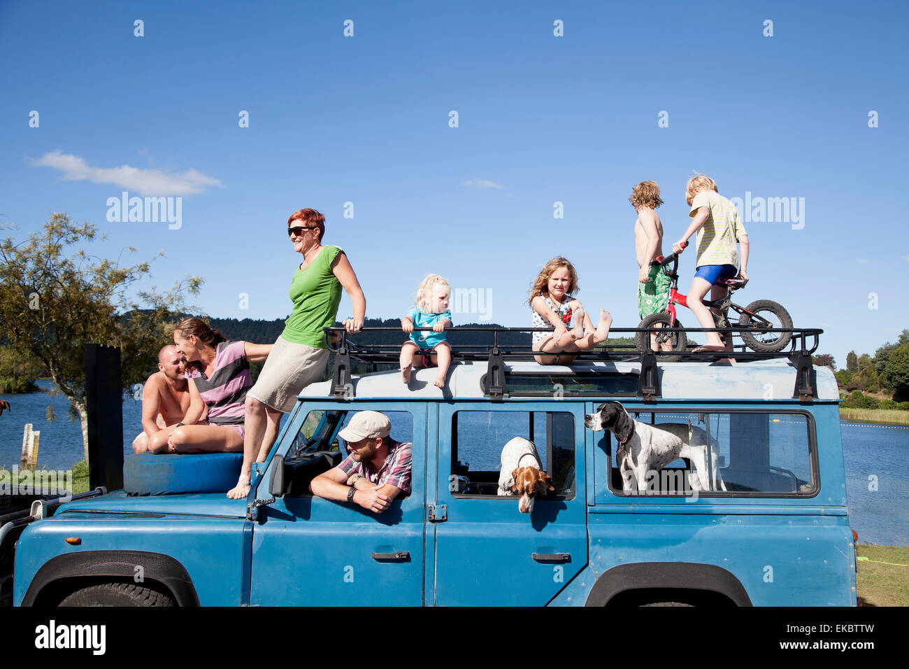 Amis de la famille en plus de véhicule hors route, Lake Okareka, Nouvelle-Zélande Banque D'Images