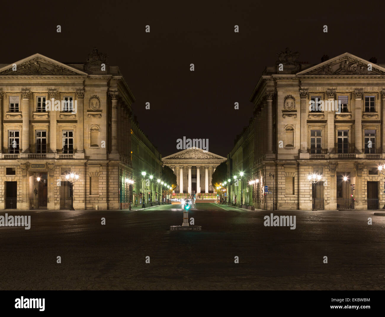 Vue depuis la Place de la Concorde à La Madeleine la nuit, Paris, France Banque D'Images