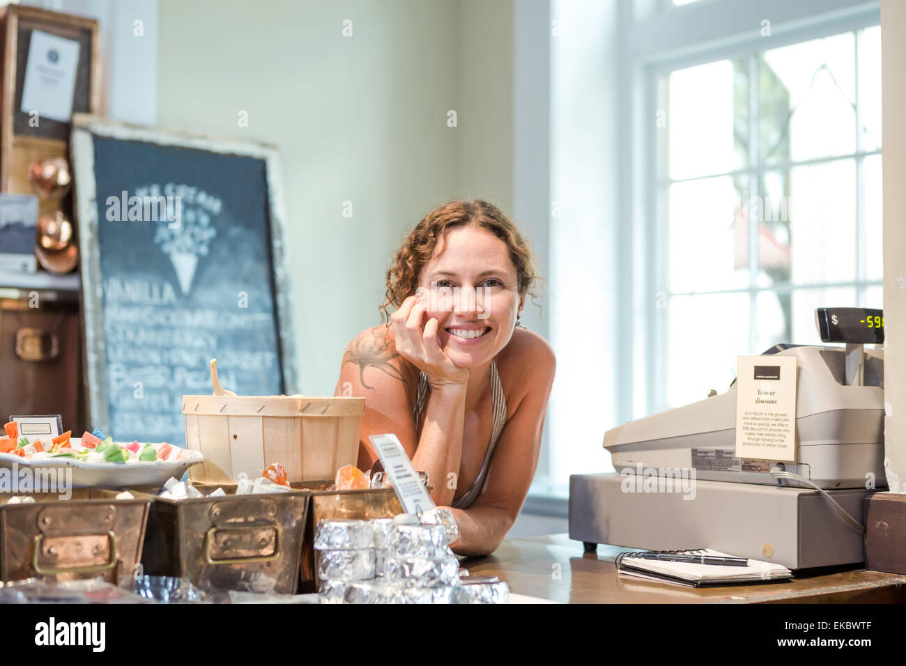 Portrait de femme shop keeper en magasin de crème glacée Banque D'Images