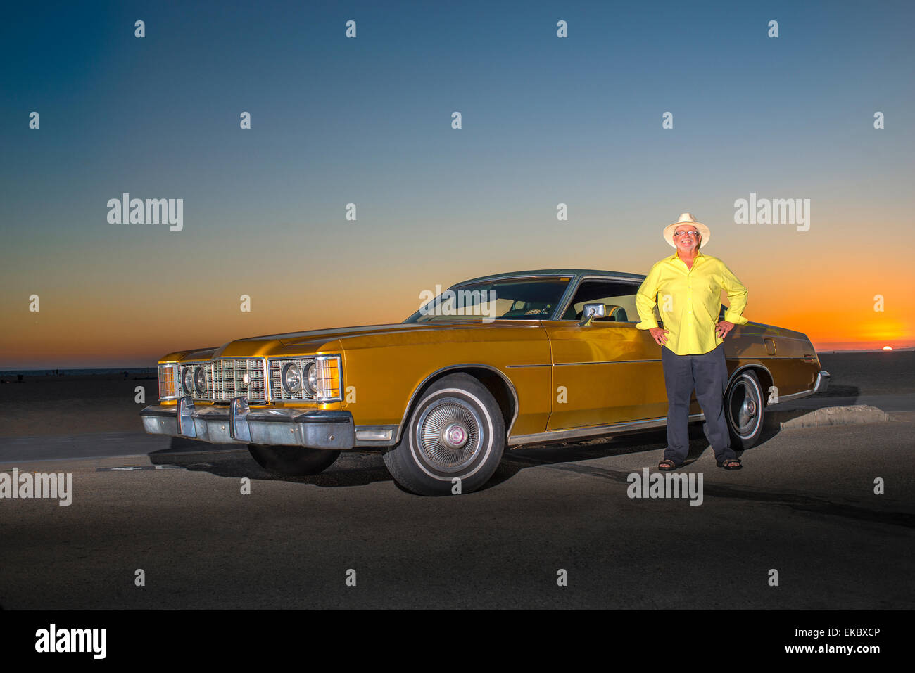 Portrait of senior man debout à côté de voiture jaune Banque D'Images