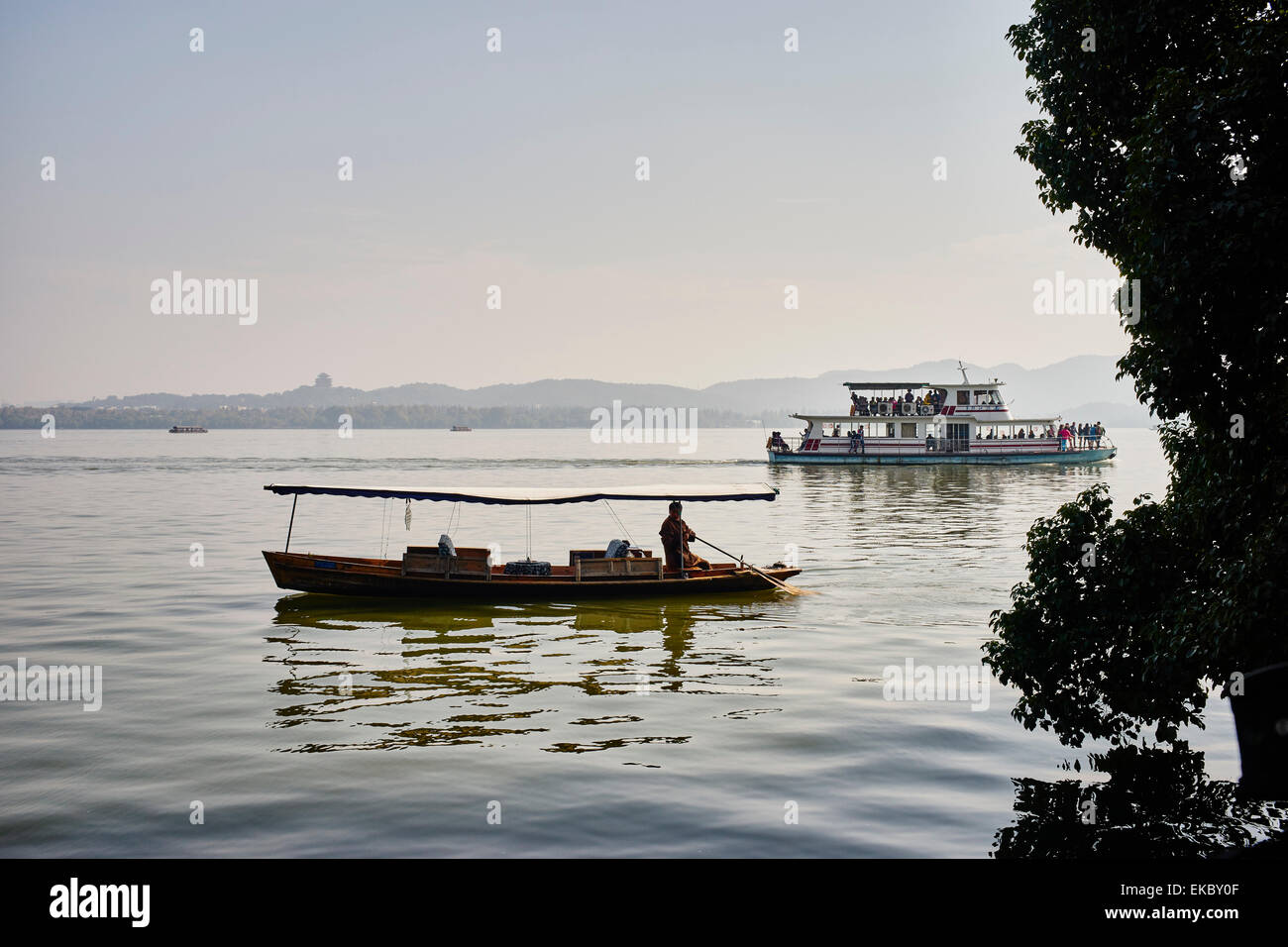 Vue de la silhouette du bateau de pêche et bateau-mouche sur Westlake, Hangzhou, Chine Banque D'Images