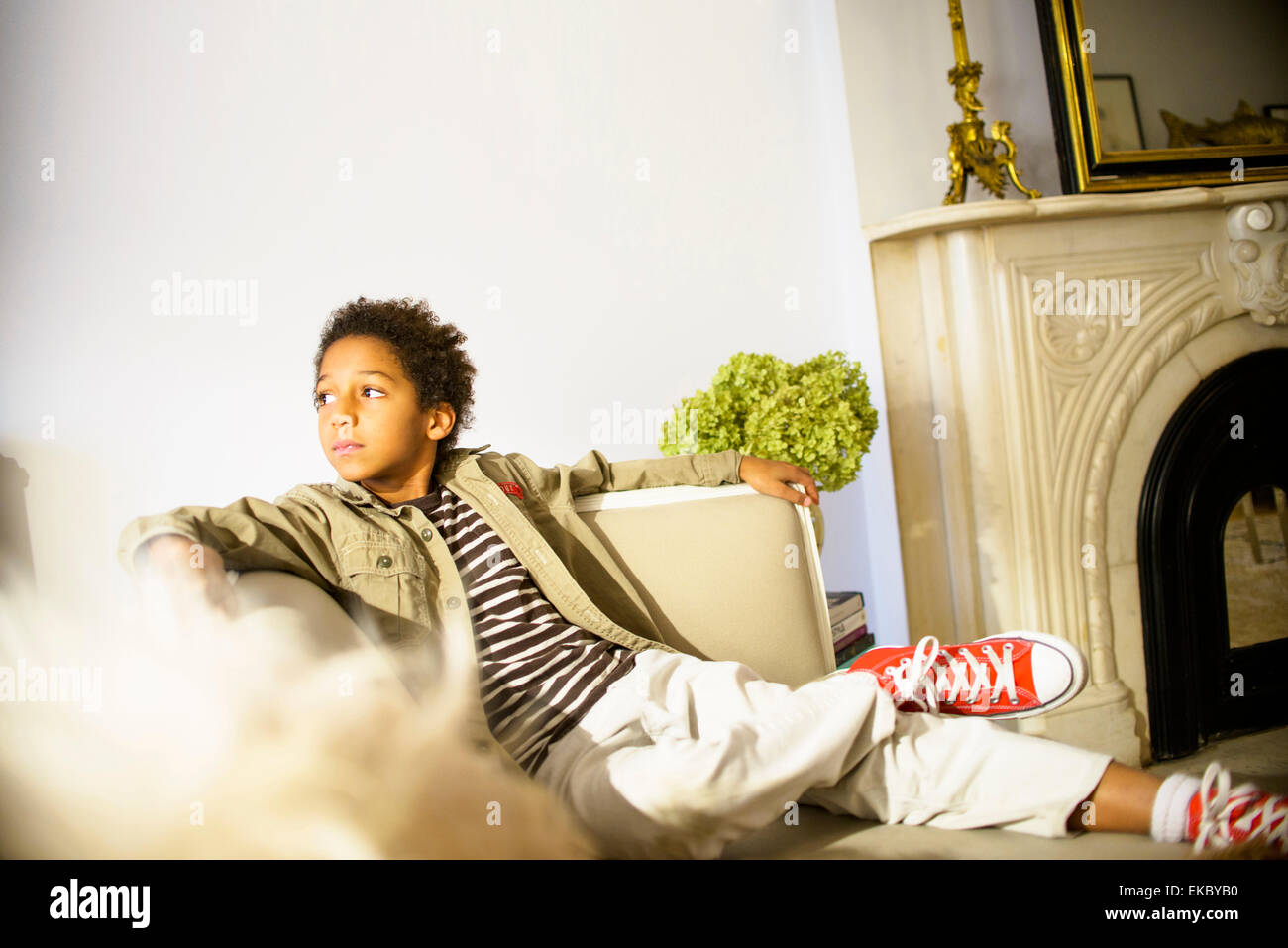 Portrait of boy couchée sur salon canapé Banque D'Images