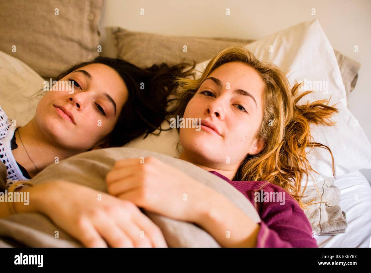 Portrait de deux jeunes woman Lying in Bed Banque D'Images