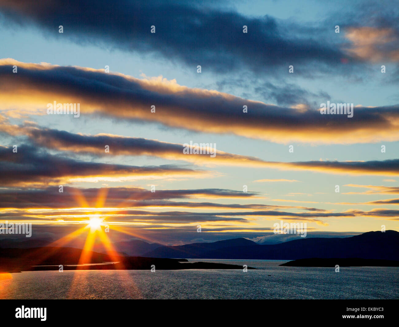 Nuages de tempête dramatiques par Sunburst sur les montagnes de North West Highlands, Ecosse, Royaume-Uni Banque D'Images