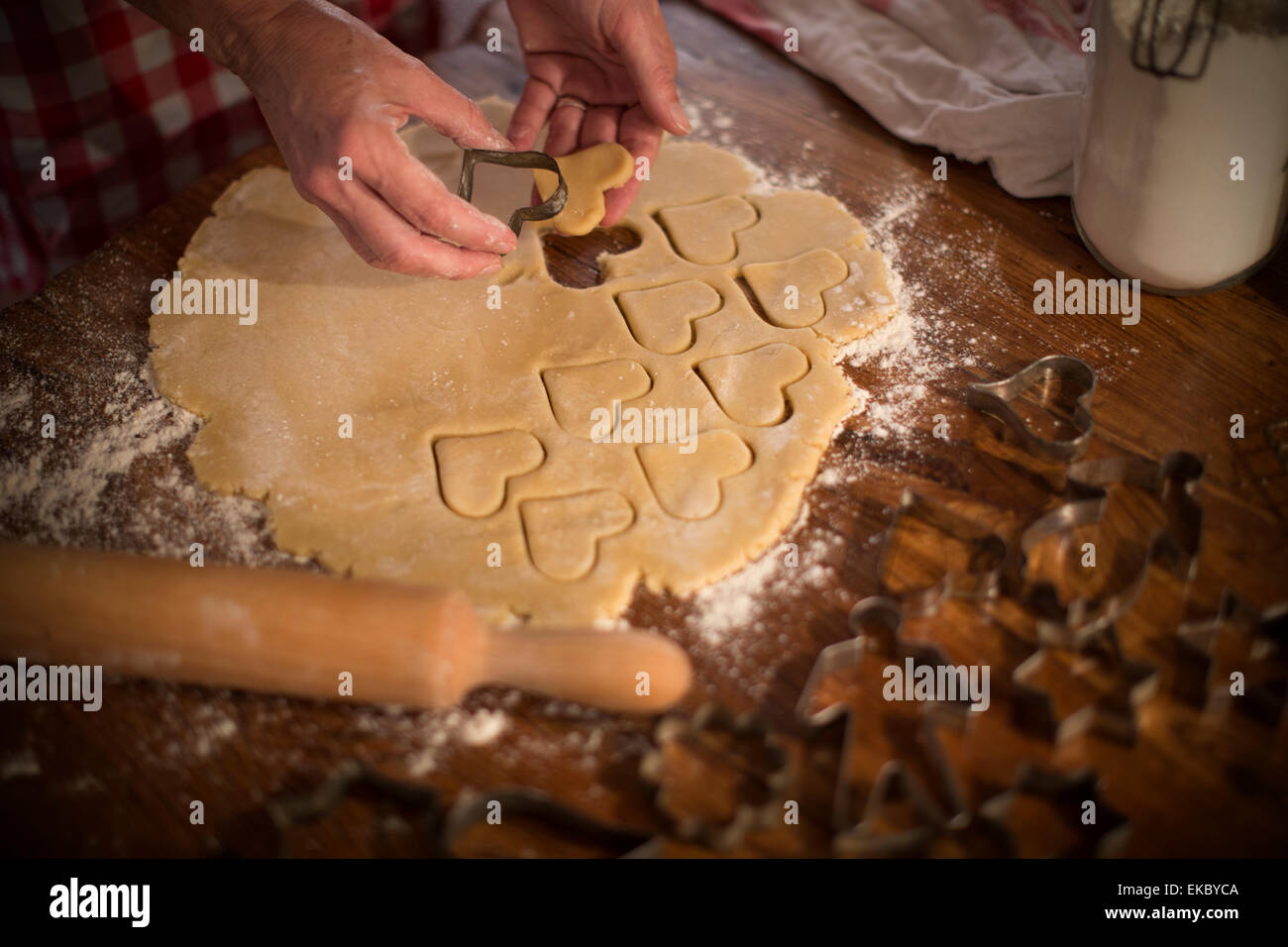 Couper des formes dans la pâte pour faire des biscuits Banque D'Images