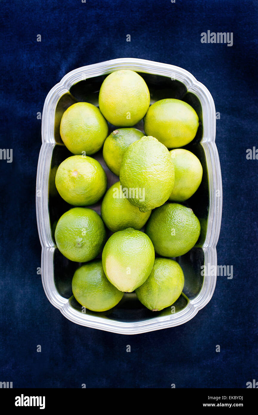 Limes clés dans bol en métal Banque D'Images