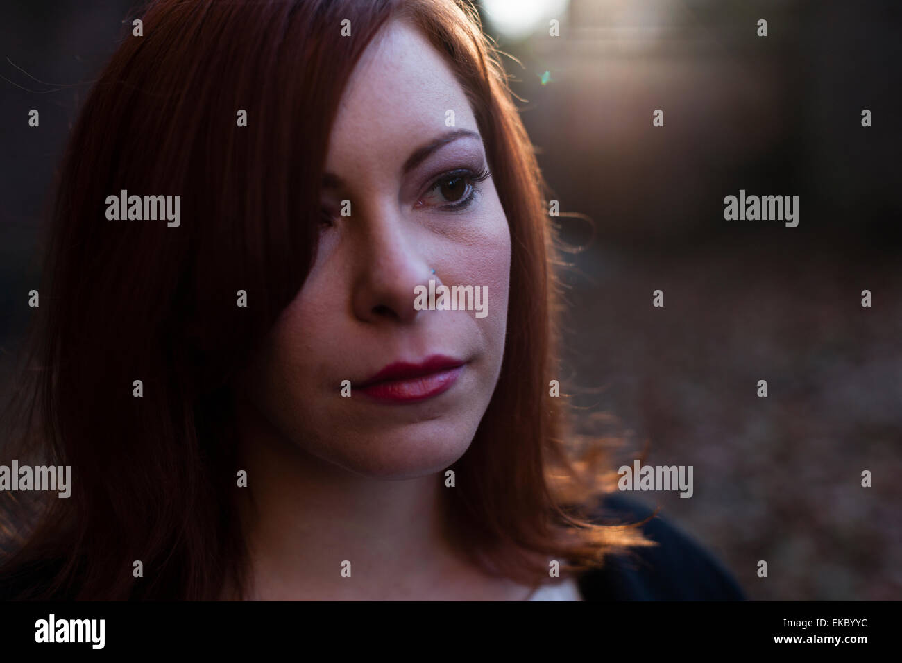 Portrait of mid adult woman, looking away, outdoors Banque D'Images