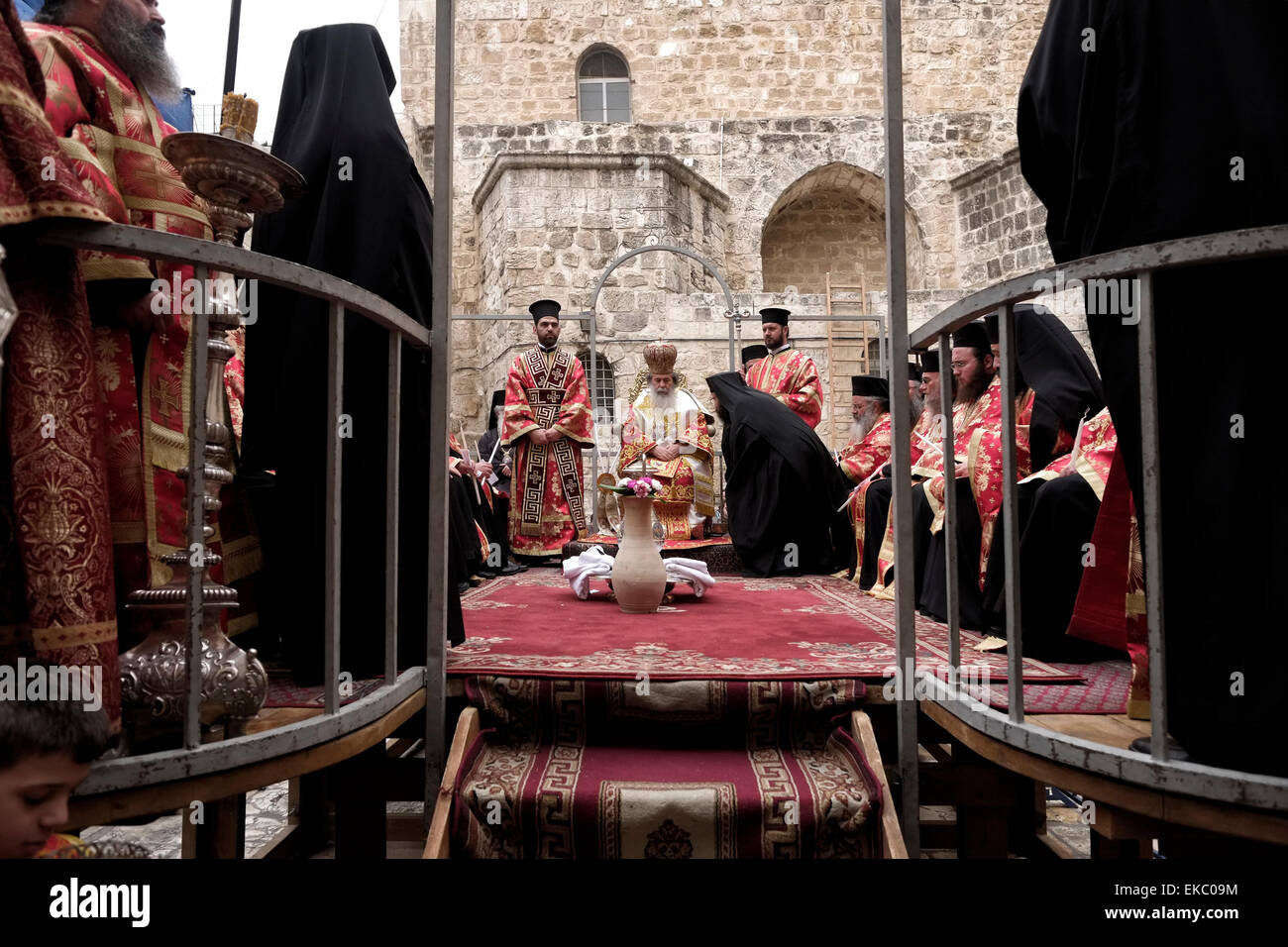 Jérusalem, Israël 9 Avril 2015 : Patriarche grec orthodoxe de Jérusalem Theophilos III est visible pendant le "Lavement des pieds" cérémonie à l'église du Saint-Sépulcre dans la vieille ville de Jérusalem le 09 avril 2015, les chrétiens du monde entier commémorer des événements autour de la crucifixion de Jésus Christ, jusqu'à sa résurrection le jour de Pâques. Credit : Eddie Gerald/Alamy Live News Banque D'Images