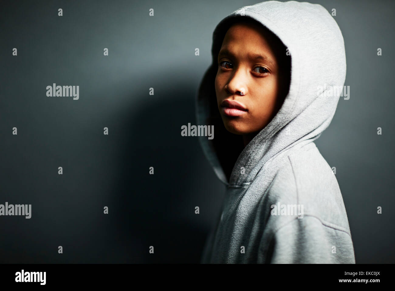 Boy wearing hooded top gris Banque D'Images