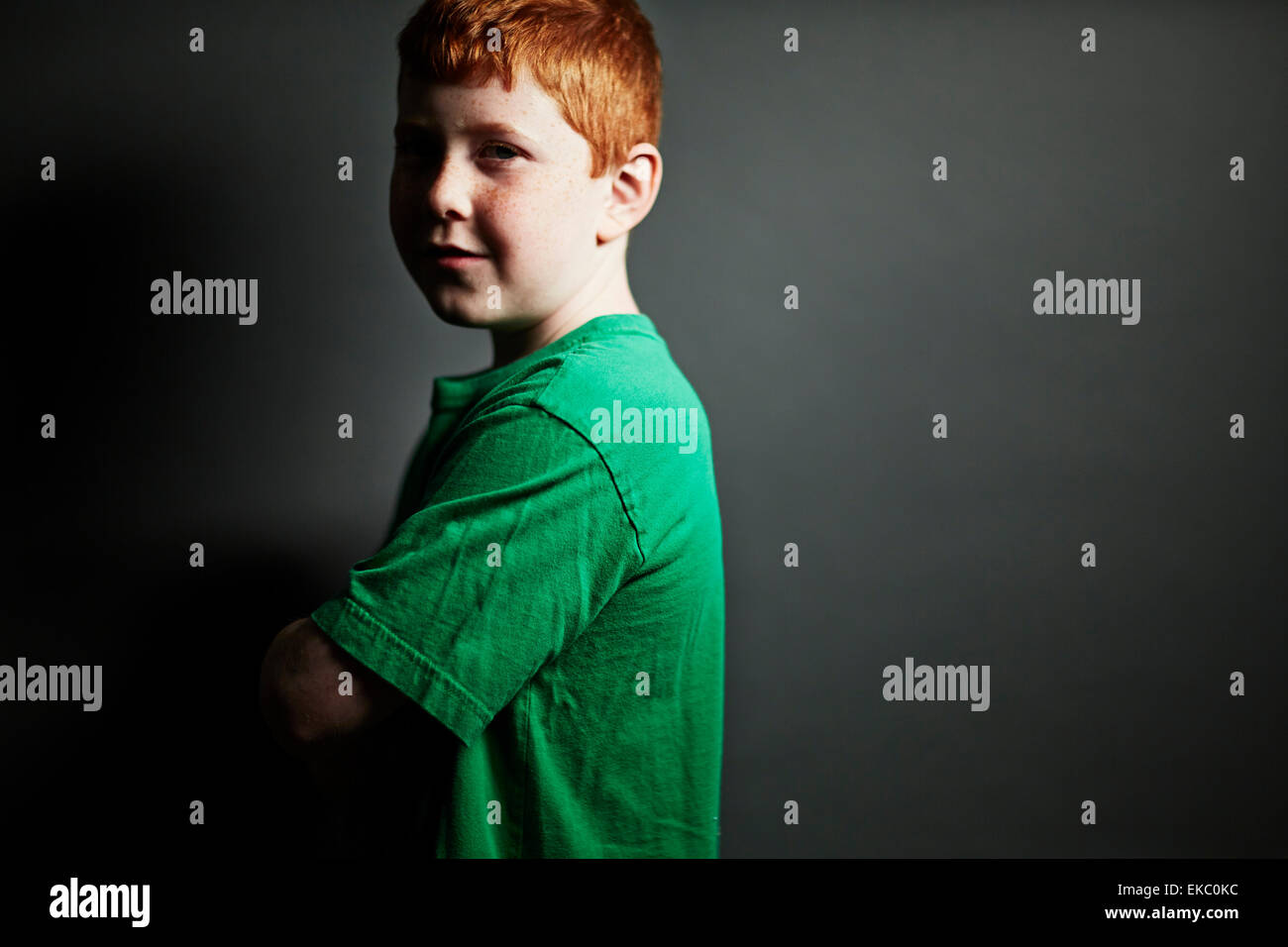 Boy wearing green t shirt Banque D'Images