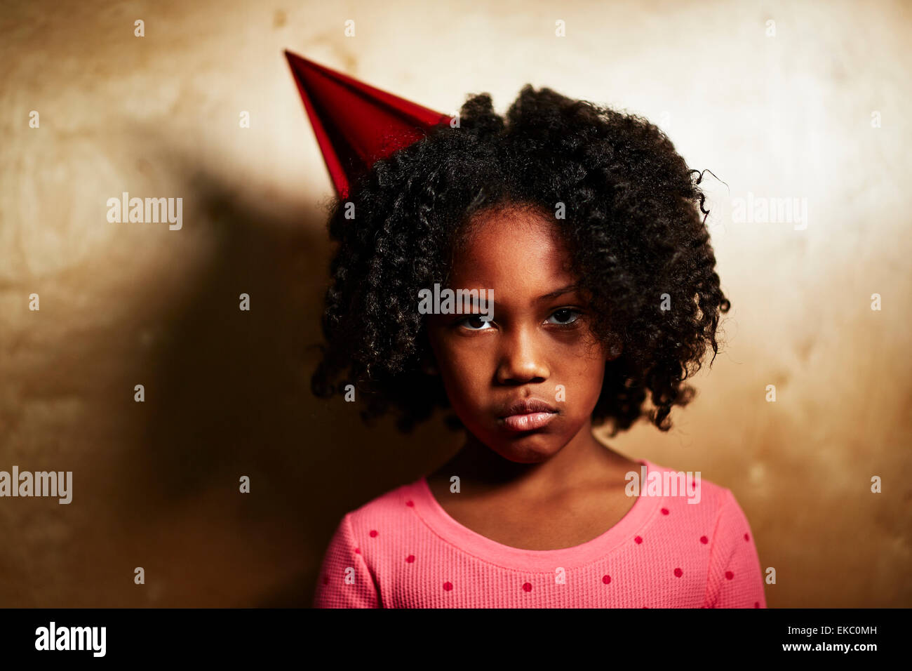 Sad girl wearing party hat Banque D'Images