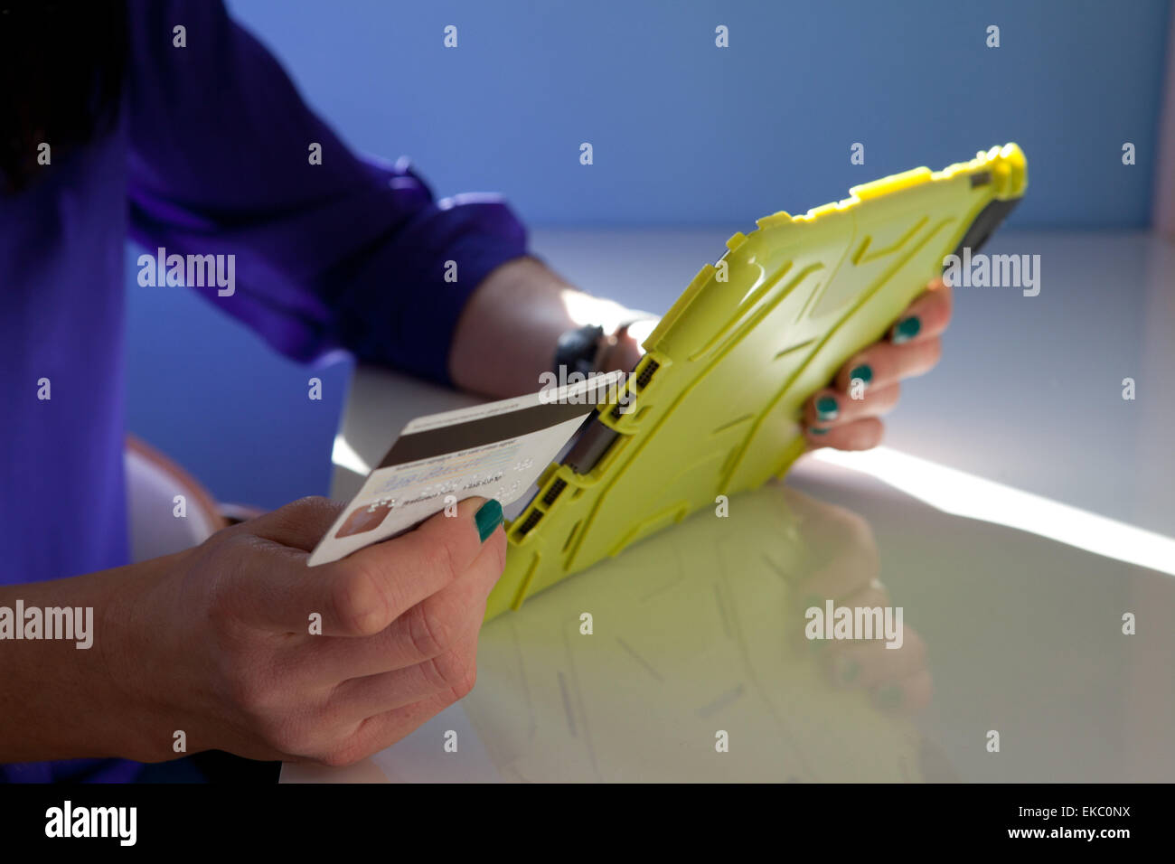 Cropped shot of woman making paiement par carte de crédit et digital tablet Banque D'Images