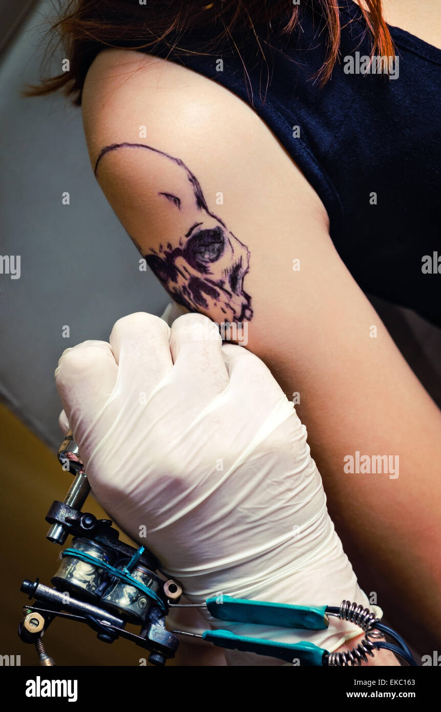 Processus de faire un tatouage sur l'épaule de la jeune fille Banque D'Images