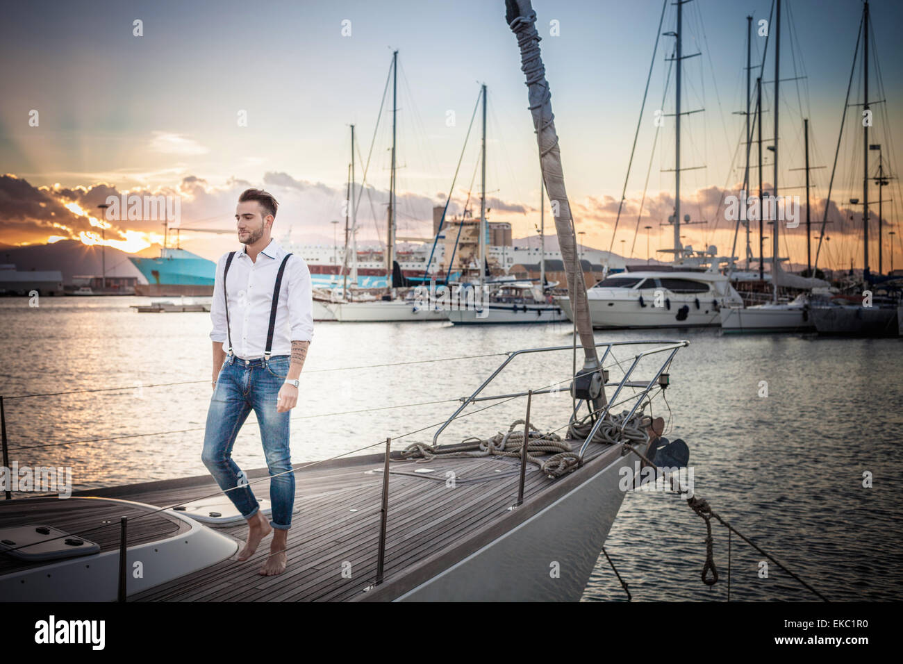 Young man relaxing on yacht, Cagliari, Sardaigne, Italie Banque D'Images