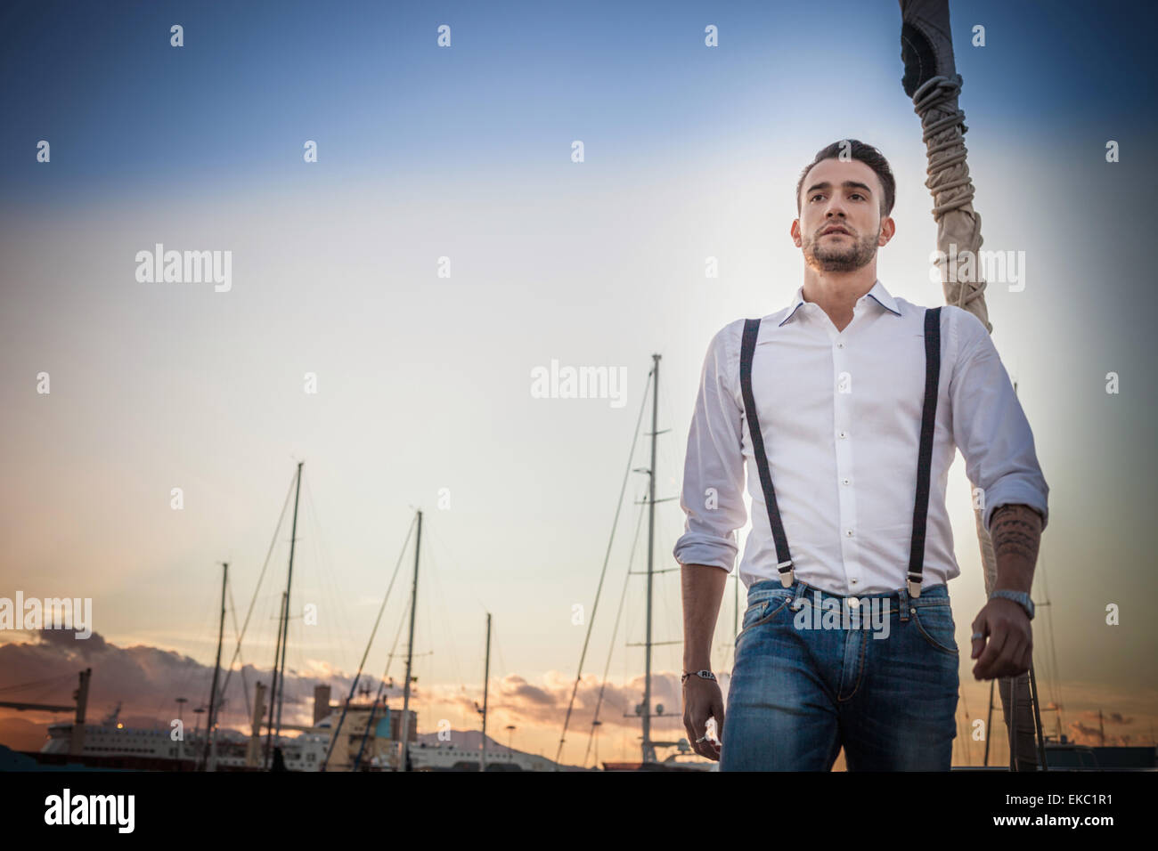 Young man relaxing on yacht, Cagliari, Sardaigne, Italie Banque D'Images