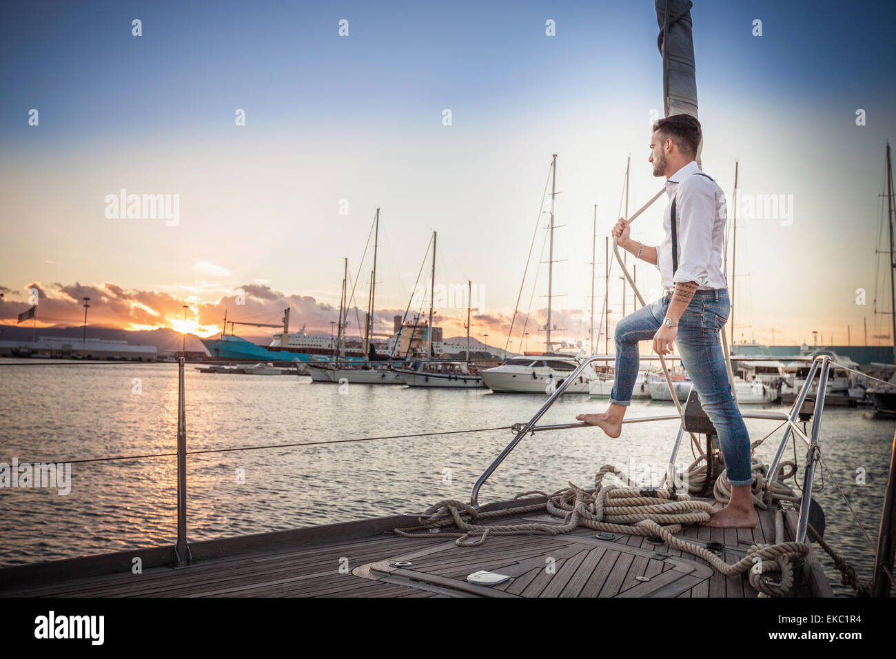 Young man relaxing on yacht, Cagliari, Sardaigne, Italie Banque D'Images