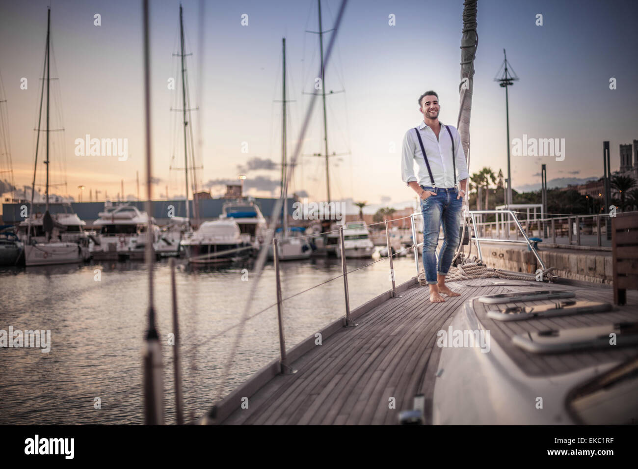 Young man relaxing on yacht, Cagliari, Sardaigne, Italie Banque D'Images