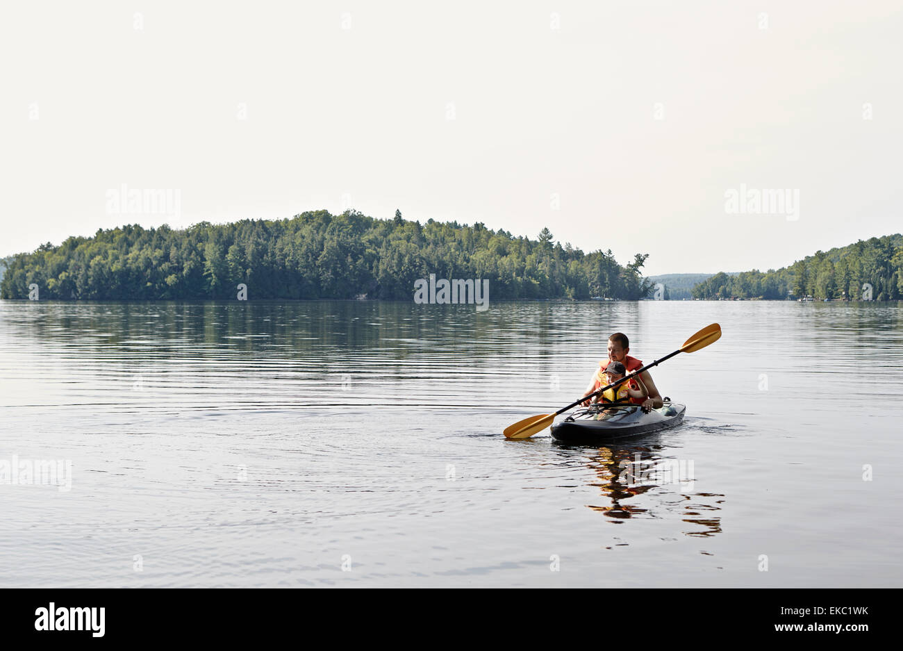 Père et fils du kayak sur le lake, Ontario, Canada Banque D'Images