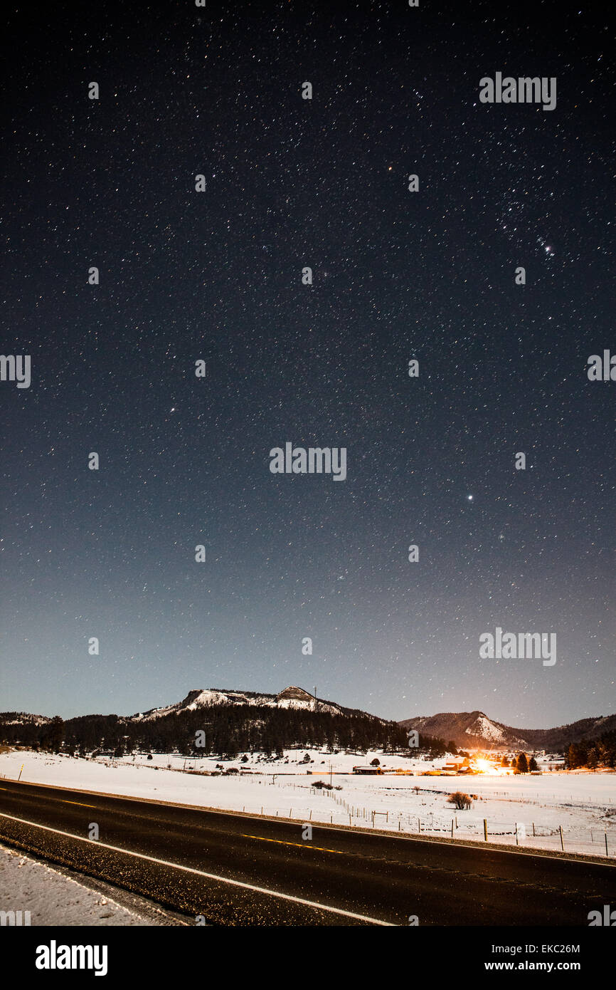 Vue de la route et les montagnes enneigées de nuit, Pagosa Springs, Colorado, États-Unis Banque D'Images