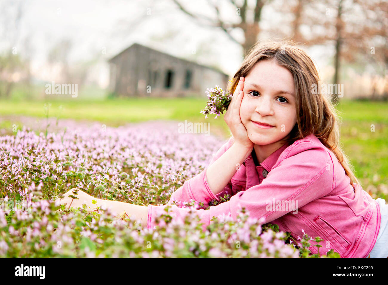 Girl portrait printemps fleurs Banque D'Images