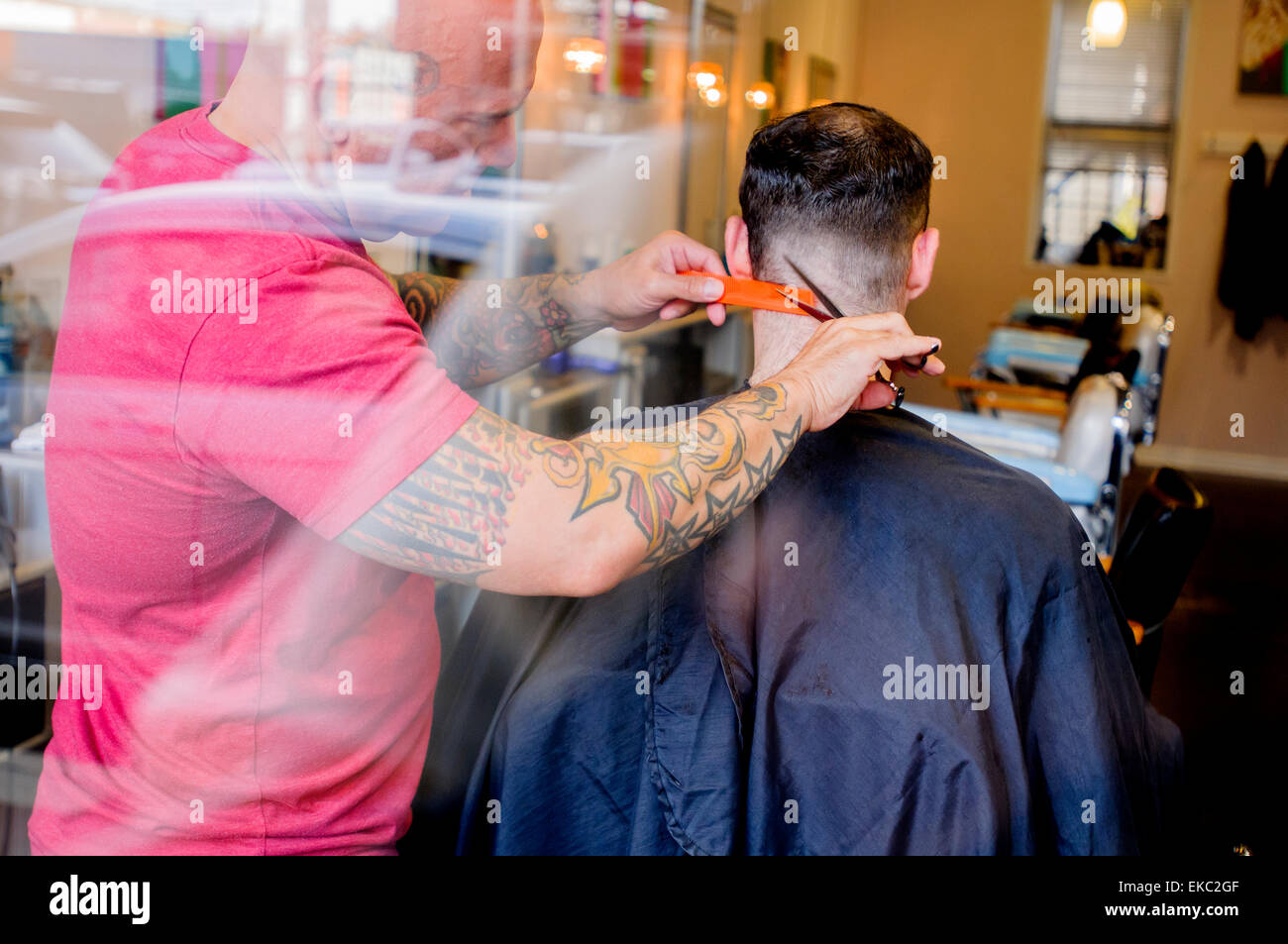 Jeune homme ayant sa coupe de cheveux Banque D'Images