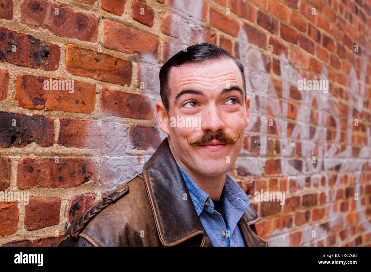 Jeune Homme avec moustache guidon, portrait Banque D'Images