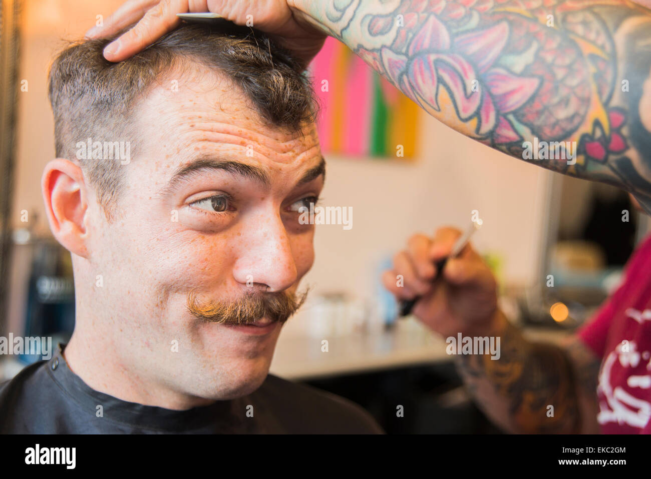 Jeune homme ayant sa coupe de cheveux Banque D'Images