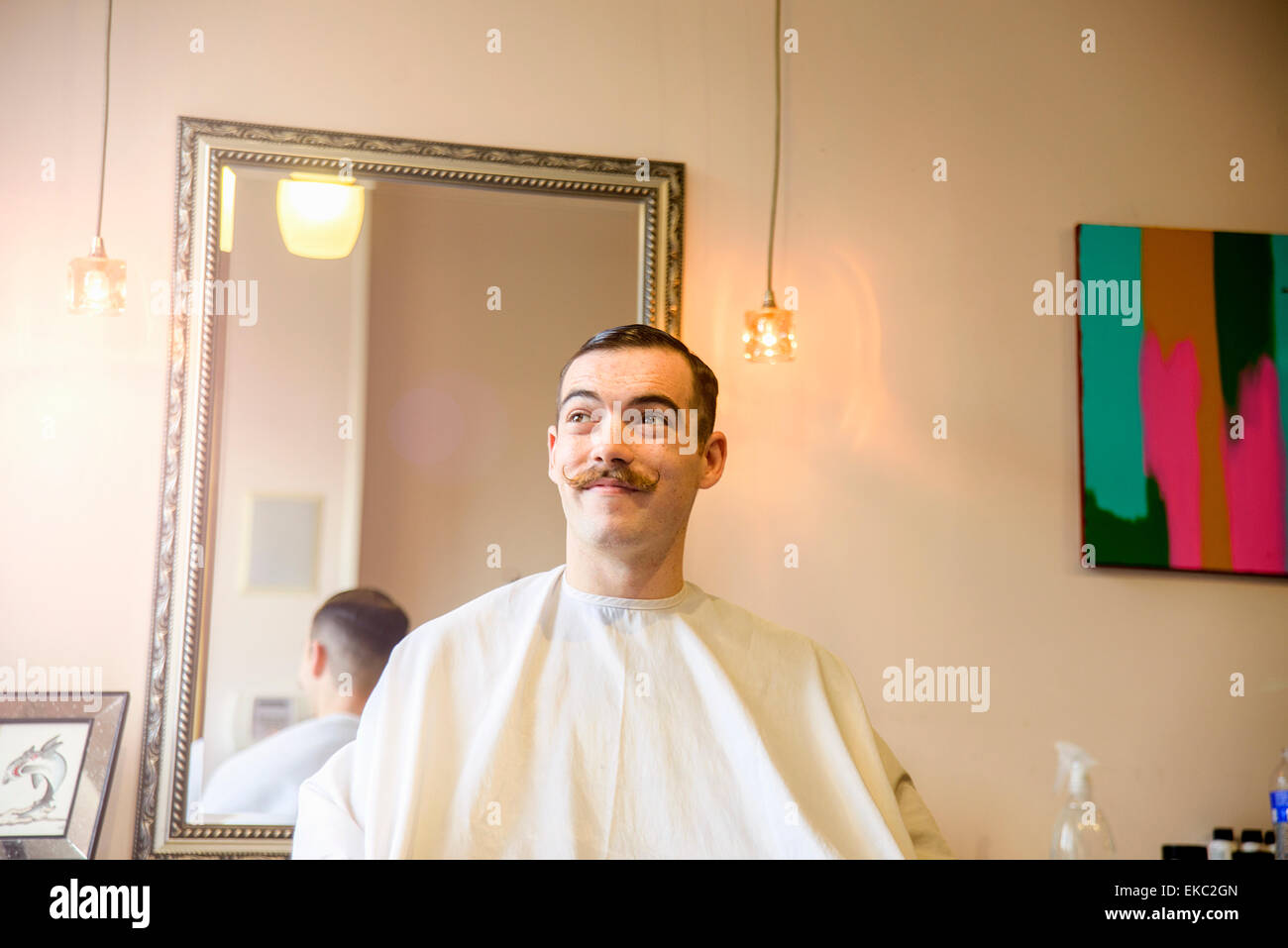 Jeune homme dans le salon de coiffure Banque D'Images