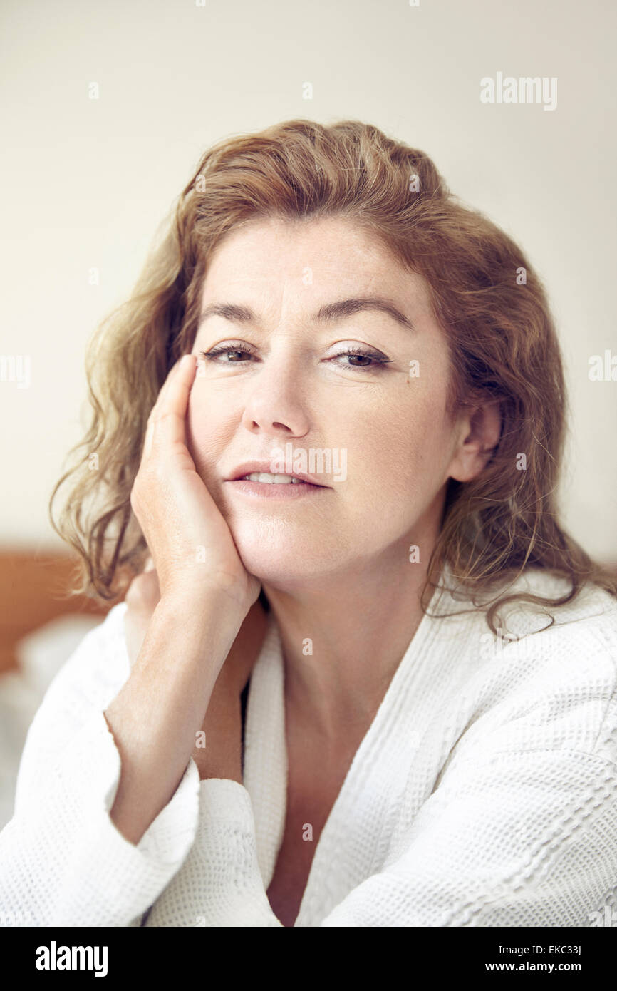 Portrait of young woman resting hand on face Banque D'Images