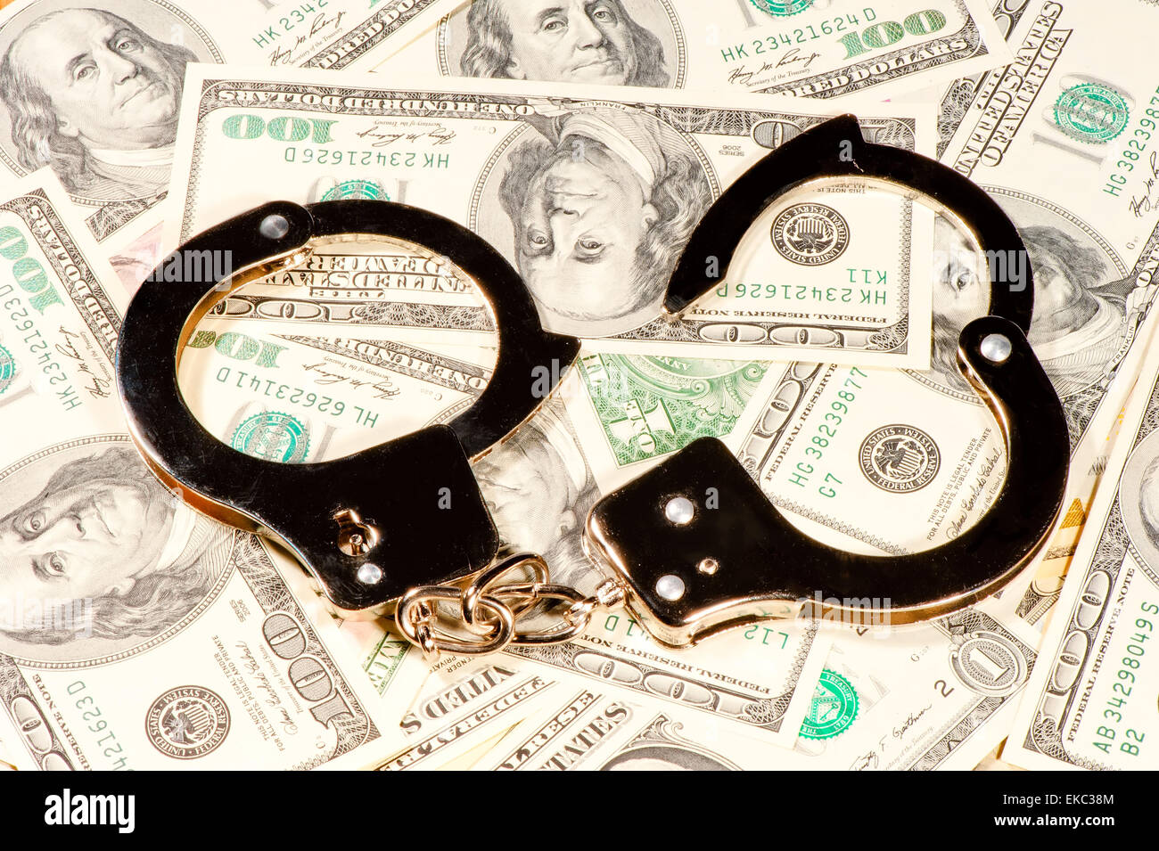 Les menottes sont sur la dispersion chaotique des billets en dollars américains Banque D'Images