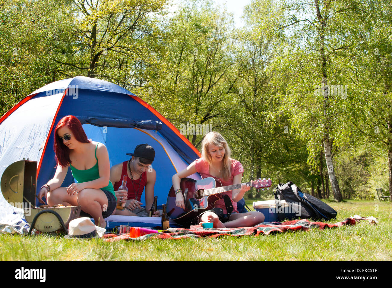 Les jeunes adolescents ayant un temps agréable sur le camping Banque D'Images
