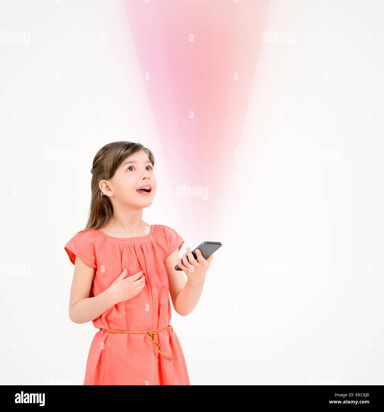 Enfant inspiré avec smartphone Banque D'Images