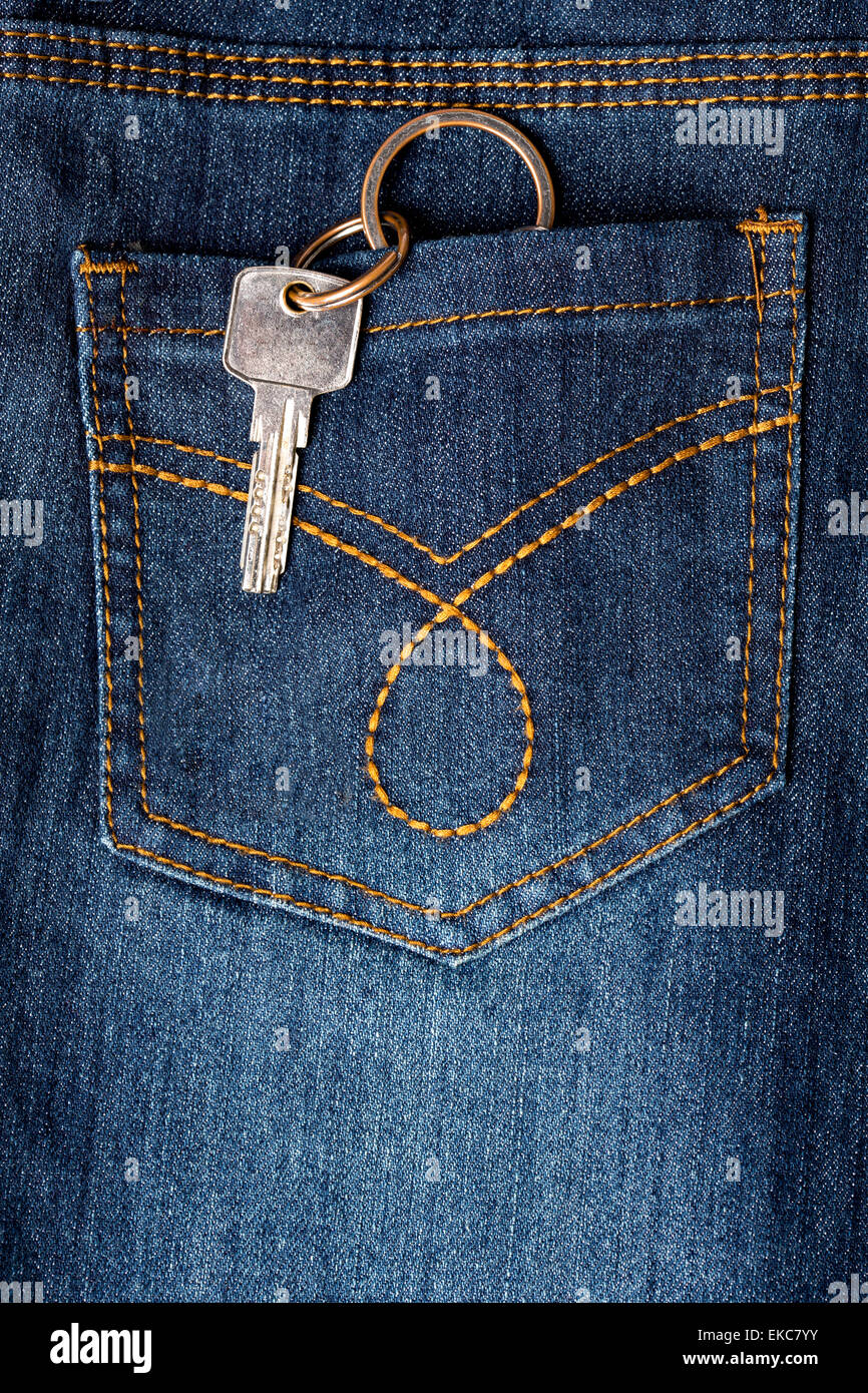 Sortir la clé d'une poche arrière de jeans Photo Stock - Alamy