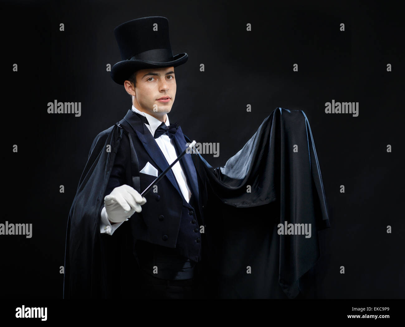 Magicien dans top hat avec Magic wand montrant trick Banque D'Images