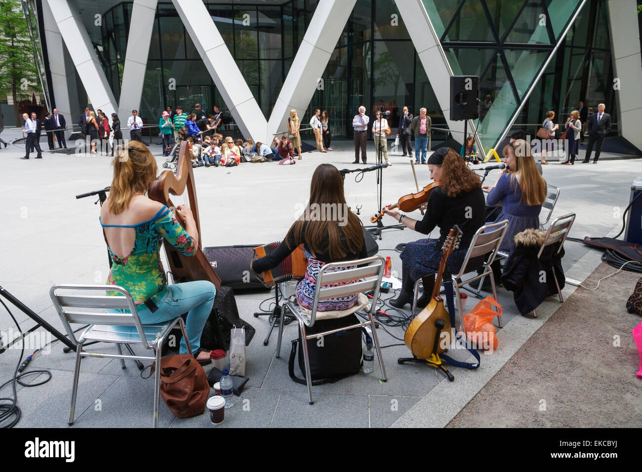 Ville de London Festival : des musiciens de rue avec l'auditoire, à l'extérieur de l'Ghirkin, dans la ville de London, England, UK Banque D'Images