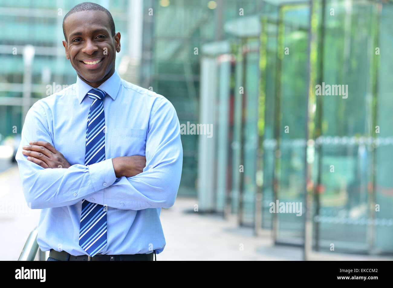 Confident businessman with arms crossed Banque D'Images