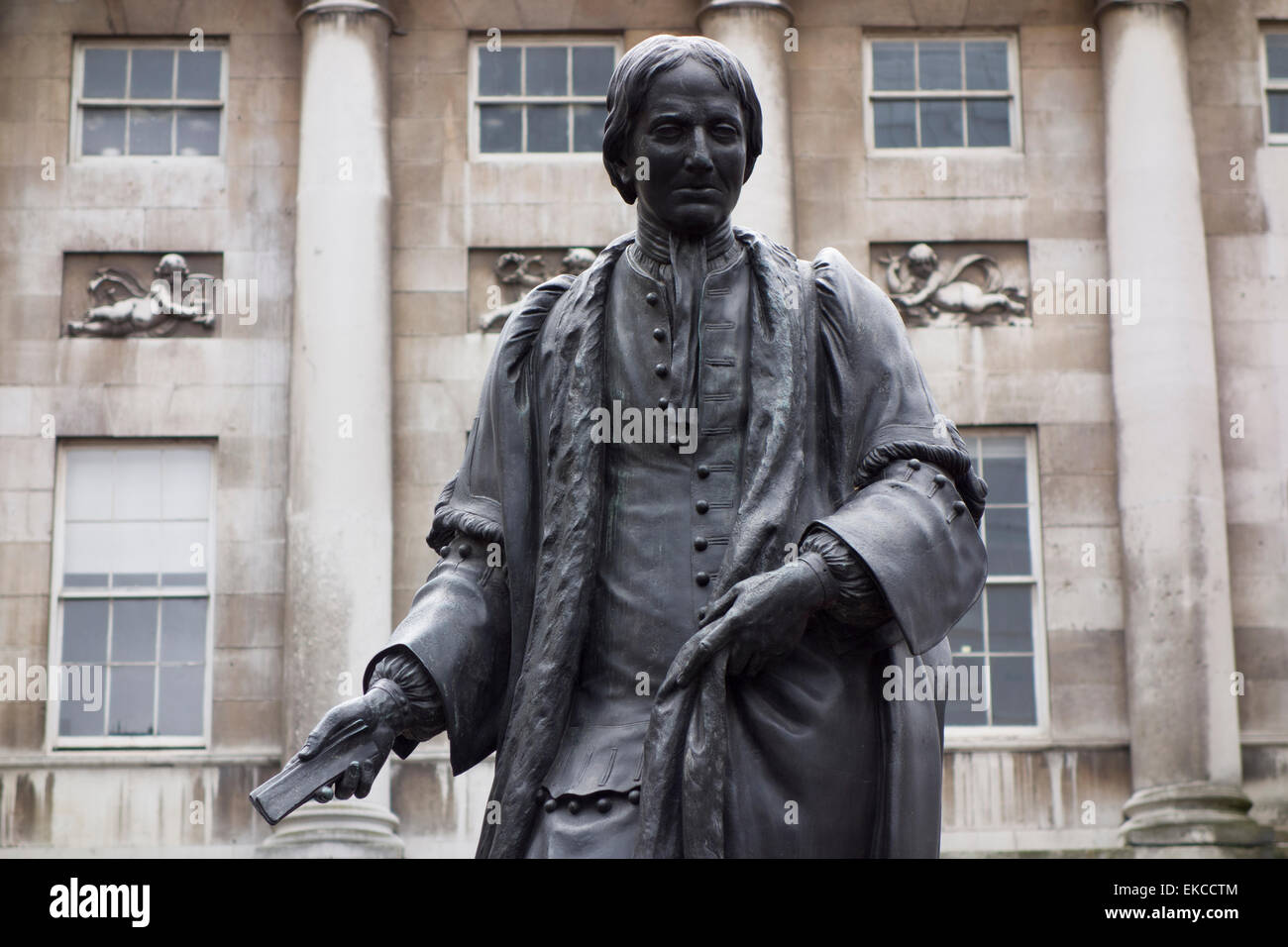 Un laiton 1734 statue de Thomas Guy (sculpteur : Peter Scheemakers) en cour de Guy's Hospital, Southwark, Londres Banque D'Images