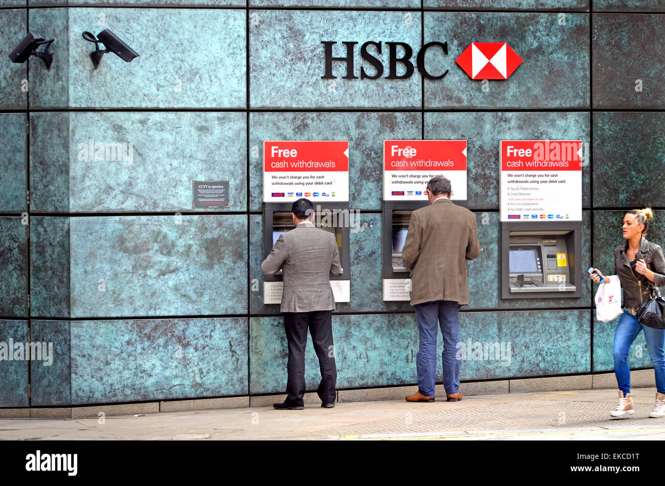 Londres, Angleterre, Royaume-Uni. Les guichets automatiques de la HSBC / distributeurs d'argent dans la ville Banque D'Images