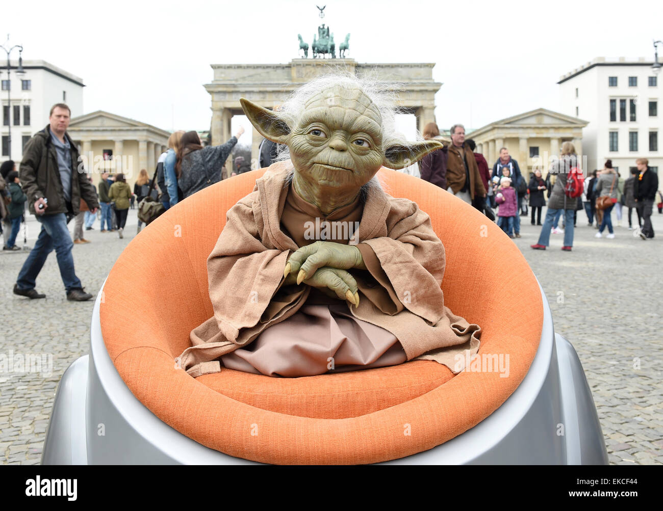 Berlin, Allemagne. 09 avr, 2015. Le Maître Jedi Yoda de cire à partir de la saga Star Wars, de Madame Tussauds Berlin devant la porte de Brandebourg à Berlin, Allemagne, 9 avril 2015. Ceci et d'autres chiffres de Star Wars sera visible à partir de mai 2015. Dpa : Crédit photo alliance/Alamy Live News Banque D'Images