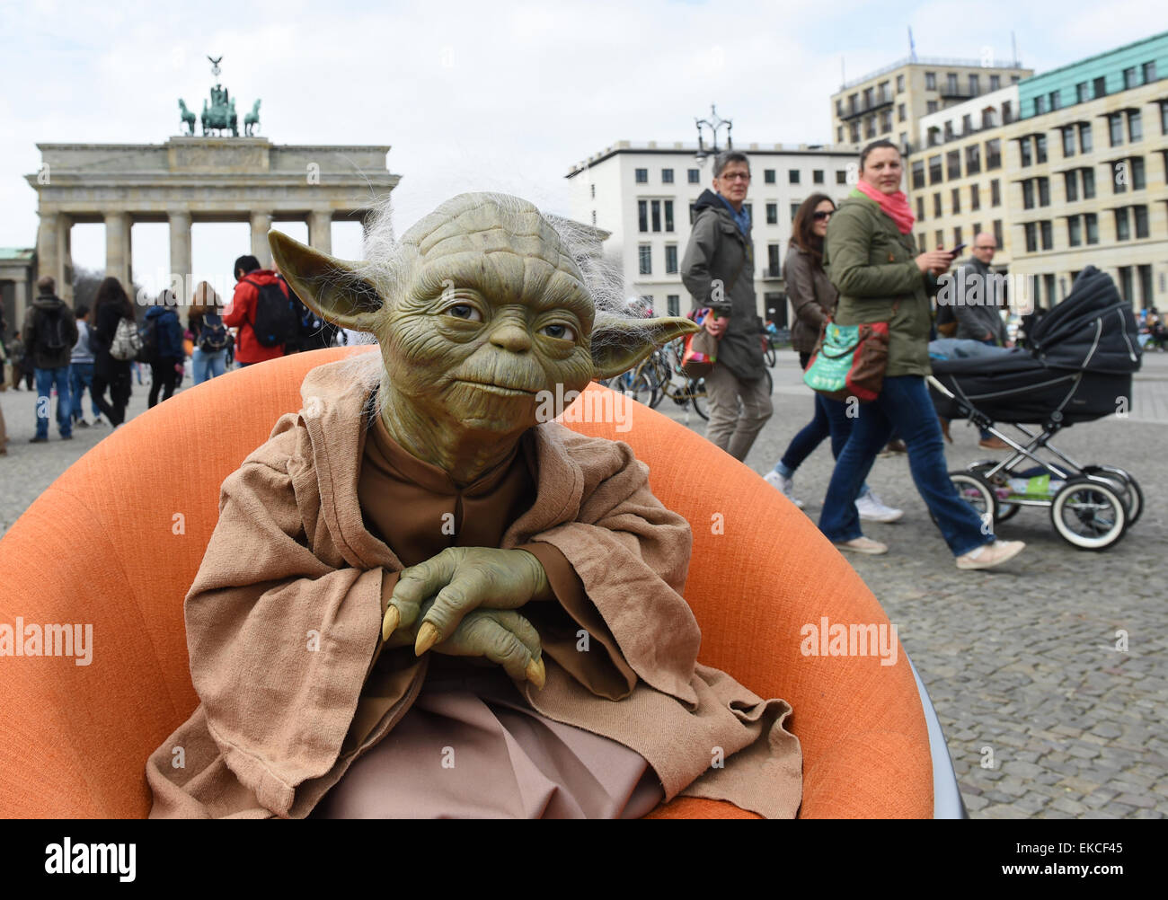 Berlin, Allemagne. 09 avr, 2015. Le Maître Jedi Yoda de cire à partir de la saga Star Wars, de Madame Tussauds Berlin devant la porte de Brandebourg à Berlin, Allemagne, 9 avril 2015. Ceci et d'autres chiffres de Star Wars sera visible à partir de mai 2015. Dpa : Crédit photo alliance/Alamy Live News Banque D'Images